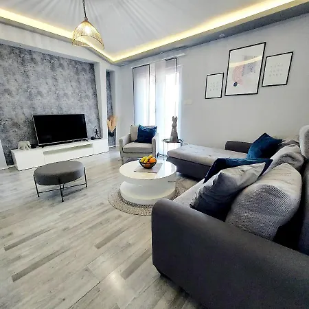 Διαμέρισμα Luxury Garden Penthouse *mk*