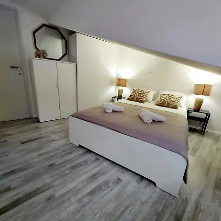 Διαμέρισμα Luxury Garden Penthouse *mk*