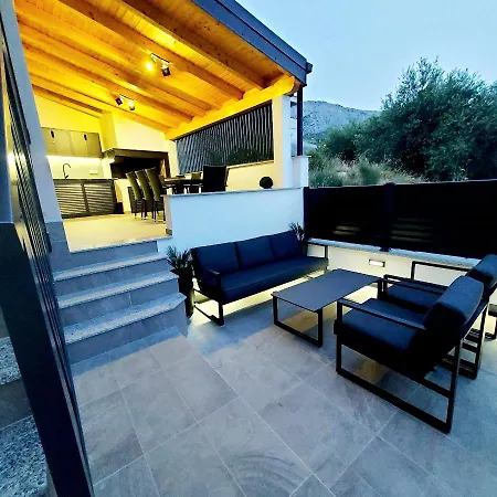 Διαμέρισμα Luxury Garden Penthouse *mk*